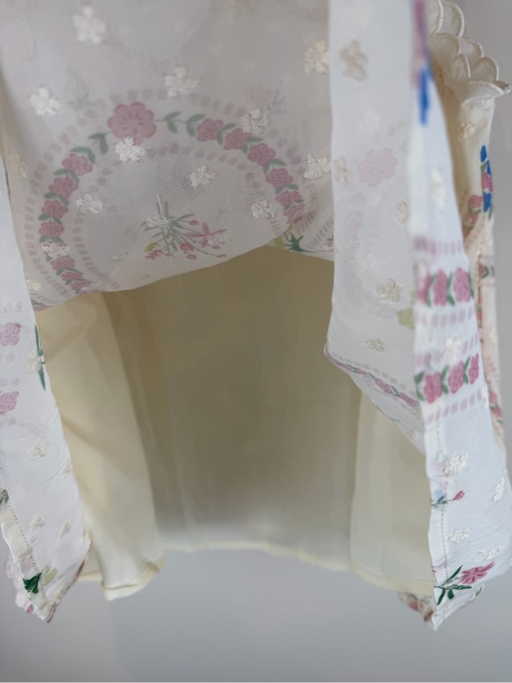&Merci Cream Floral Sleeveless Blouse with Scalloped Trim Size medium - Picture 4 of 7